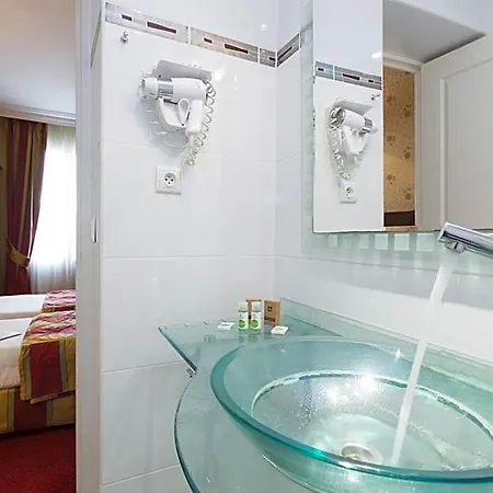 Elysees Niel Hotel 3*