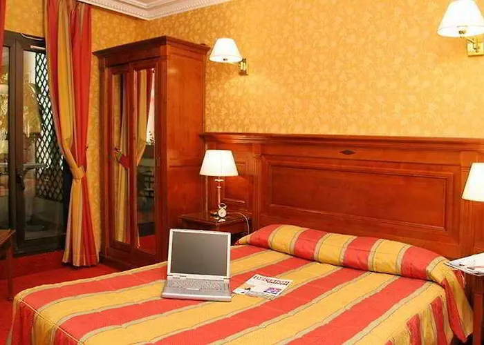 Elysees Niel Szálloda 3*